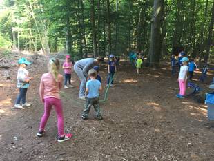 Begabungsförderung im Wald: Motorik u. logisches Denken Waldtag der AG "Begabungsförderung im Kindergarten!